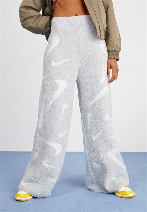 Nike Sportswear Flared Broek in Lichtgrijs 